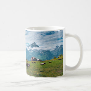 Taza De Café Vacas felices en la granja en Suiza