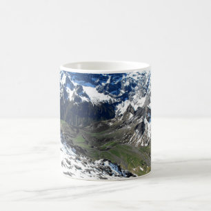 Taza De Café Valle verde cerca de la montaña Schilthorn