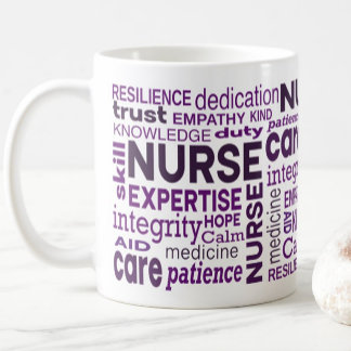 Taza De Café Valoración de la tipografía púrpura de enfermería