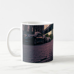 TAZA DE CAFÉ VEHÍCULO GRIS EN LA CARRETERA AL LADO DEL EDIFICIO