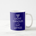 TAZA DE CAFÉ VELAS LIGERAS Y LAGOS DE COMIDA<br><div class="desc">Diversión para Chanukah. VELAS LIGERAS Y LAGOS COMIENDO con una menorah. Diseño basado en la moral británica de 1939.</div>