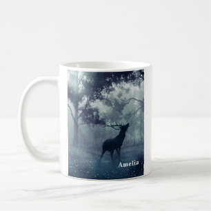 Taza De Café Venado con polleras en un bosque oscuro