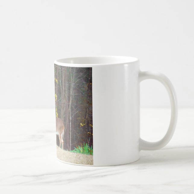 Taza De Café Venado frente al árbol amarillo otoñal (Derecha)