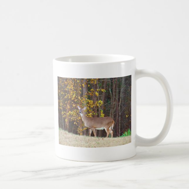 Taza De Café Venado frente al árbol amarillo otoñal (Derecha)