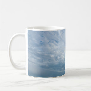 Taza De Café Verano en la playa con el cielo al atardecer. Copi
