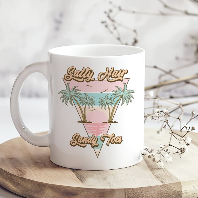 Taza De Café Verano retro "Salty Hair Sandy Toes" Beach (Retro "Salty Hair Sandy Toes" Beach Summer Coffee Mug on a sunny boho wooden kitchen table)