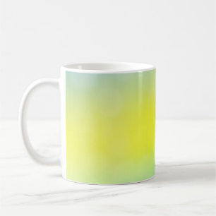 Taza De Café Verde claro, fondo borroso abstracto amarillo. C