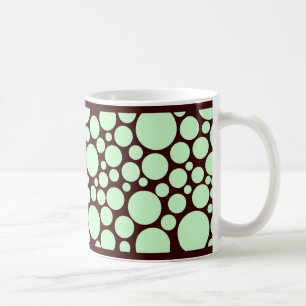 Taza De Café Verde pálido sobre marrón oscuro