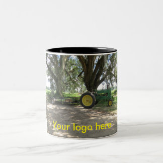 Taza de café verde vieja del tractor