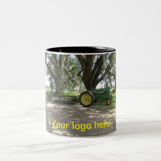 Taza de café verde vieja del tractor (Centro)