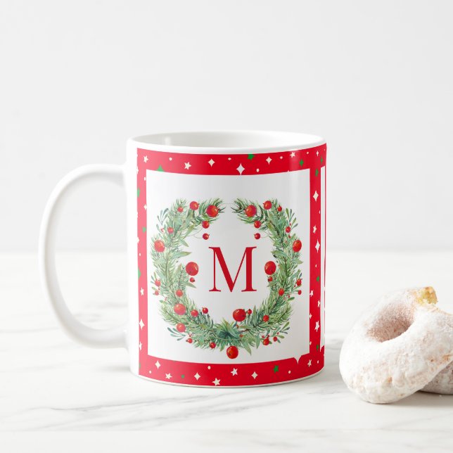 Taza De Café Verdor de invierno rústico Monograma Berry Wreath (Con donut)