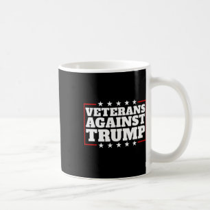 Taza De Café Veteranos contra los veteranos anti-trump