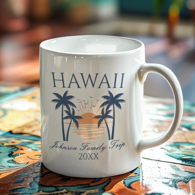 Taza De Café Viaje de vacaciones en familia Hawái (A white ceramic coffee mug with a custom "Hawaii Family Trip" design featuring palm trees and a sun.)