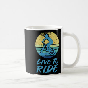 Taza De Café Viaje En Vivo A Través De La Carreras De Motocross
