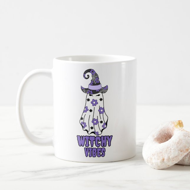 Taza De Café "Vibes de brujería" Halloween Fantasma Morado (Con donut)