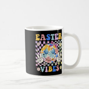 Taza De Café Vibes de Pascua Coquetee Sonreír Bunny Peace Retro