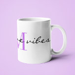 Taza De Café Vibes positivas monograma iniciales, con estilo de<br><div class="desc">En esta taza de café clásica de 11oz se incluyen las "vibraciones positivas" de escritura moderna y el primer monograma morado. Cambia fácilmente el texto y el texto inicial para que sea el suyo utilizando la plantilla proporcionada. Gran capacidad para bebidas calientes o frías. Disponible en capacidad de 11 y...</div>