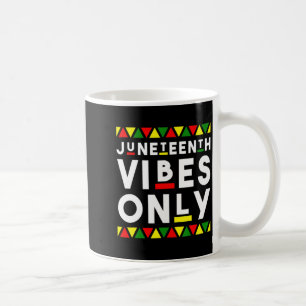 Taza De Café vibraciones de juneteenth solo color africano negr
