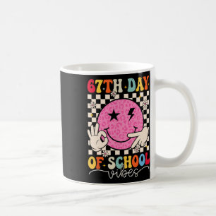 Taza De Café Vibraciones del 67º día de escuela Divertido Seis