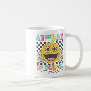 Taza De Café Vibraciones del 67º día de la escuela Cara sonrien