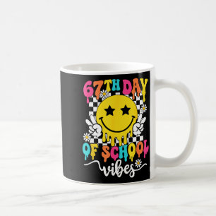 Taza De Café Vibraciones del 67º día de la escuela Divertido Se