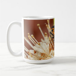 Taza De Café Vibrante escarabajo en la flor