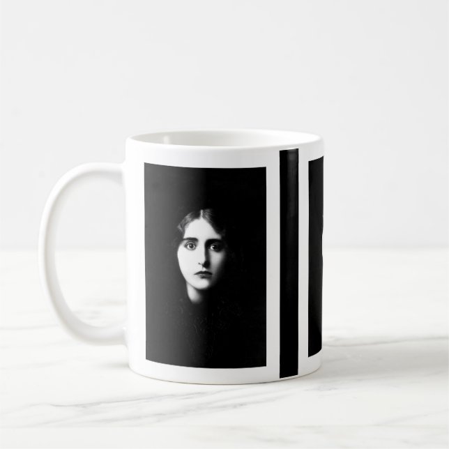 Taza De Café Victorian woman with haunting expression (Izquierda)