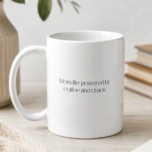 Taza De Café Vida de Mamá: Impulsada por Café y Caos.