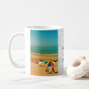 Taza De Café Vieja pareja bajo paraguas de playa en Fonte da Te