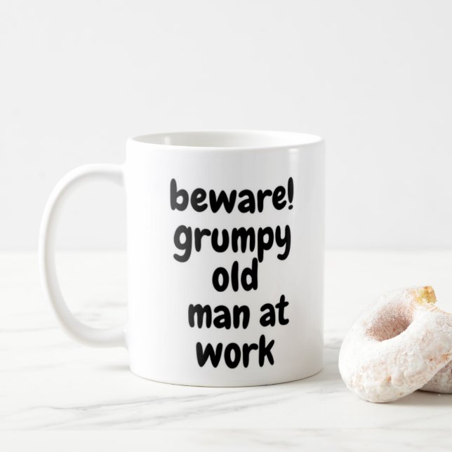 Taza De Café Viejo hombre gruñón en el trabajo (Con donut)