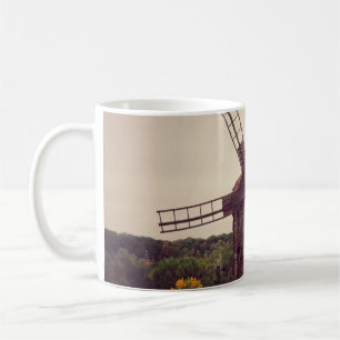 Taza De Café Viejo molino de viento. Paisaje otoñal. Ukrainearc