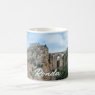 Taza De Café Viejo puente histórico en Ronda, España