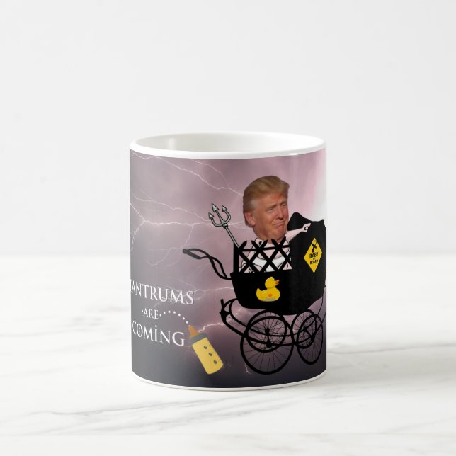 Taza De Café Vienen las rabietas/Anti Trump, (Centro)