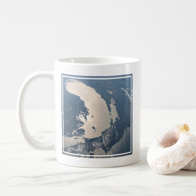 Taza De Café Vigas Sunglint frente al lago Michigan (Con donut)