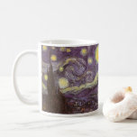 Taza De Café Vincent van Gogh - Noche Starry<br><div class="desc">Noche estrellada (1889) de Vincent van Gogh es una pintura vintage de la naturaleza del paisaje artístico de arte fino. Vista de una ciudad en un valle por la noche con nubes girando, las estrellas brillando y una hermosa luna dorada de media luna amarilla. Se pintó durante el día desde...</div>