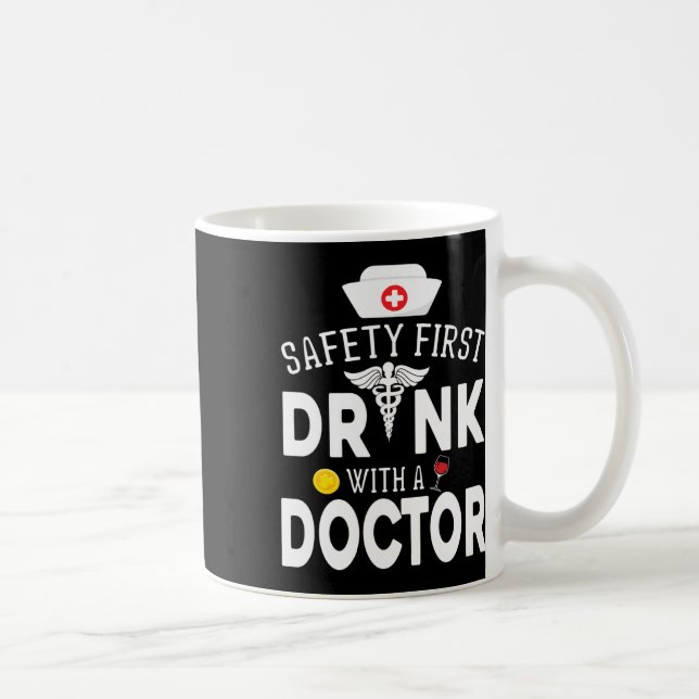 Taza De Café Vino De Seguridad Primero De Beber Con Un Médica E (Derecha)