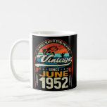 Taza De Café Vintage 70th Birthday junio 1952 70 años<br><div class="desc">Vintage 70 Aniversario Junio 1952 Regalo De Amantes De La Pesca De 70 Años. Regalo perfecto para tu padre, mamá, papá, hombres, mujeres, amigos y familiares en el Día de Acción de Gracias, Día del Navidad, Día de la Madre, Día del Padre, 4 de julio de 1776 Día independiente, Día...</div>