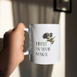 Taza De Café Vintage Black Rosa Trust In Your Magic<br><div class="desc">Mugre gótica y vintage con ilustracion de rosa negro con un texto que dice "confía en tu magia".</div>