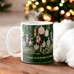 Taza De Café Vintage Christmas Ornaments Pattern Family Winter<br><div class="desc">Celebre la temporada de vacaciones con este encantador tazón de Navidades inspirado en la cosecha. Con un ilustracion caprichoso de adornos colgados en colores festivos, esta taza aporta calidez y nostalgia a cada sorbo. Perfecto para acogedoras mañanas de invierno, reuniones de vacaciones o como un regalo único para Navidades. Personalízalo...</div>