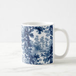 Taza De Café Vintage Cottage Paisaje Toile-Blue & White<br><div class="desc">Clásico paisaje vintage de estilo toile de jouy con una casa de campo rústica y un puente en un claro enmarcado por un bosque de árboles en tonos claros y azul oscuro sobre fondo blanco. El patrón no tiene fisuras y puede ampliarse o reducirse.</div>