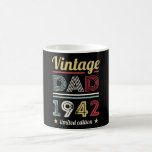 Taza De Café Vintage Dad 1942 80th Birthday Gift Men Retro<br><div class="desc">Este diseño retro del 80 aniversario de Vintage de 1942 hace un gran regalo de los padres para los hombres que cumplen 80 años. Regalos de cumpleaños para él. Para una leyenda increíble,  papá. Diseño de estilo de los años 60 y 70 para un hombre.</div>