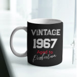 Taza De Café Vintage de 1967, feliz cumpleaños de la perfección<br><div class="desc">Coffee Mug Nacido en 1967 por Pun de vino. Celebrando el año de nacimiento. Vintage 1967 - Ageto a la perfección - Feliz cumpleaños número 56 [Nombre del destinatario]. Diseño retro blanco y negro con acentos rojos. Tipografía de guiones. Hace un regalo de cumpleaños perfecto para los maridos - Papás...</div>