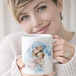 Taza De Café Vintage Jesus Virgin Mary Floral Memorare Prayer<br><div class="desc">Con una hermosa imagen religiosa católica tradicional de la Santísima Virgen María y el Niño Jesús en un fondo floral azul. La oración tradicional de Memorare está en medio de la taza.</div>