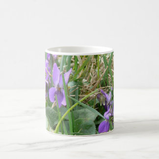 Taza De Café Violetas en la hierba 2