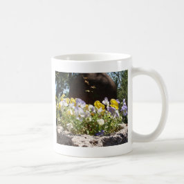 Taza De Café Violetas en un abrevadero de piedra.