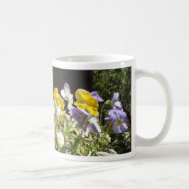 Taza De Café Violetas en un abrevadero de piedra.