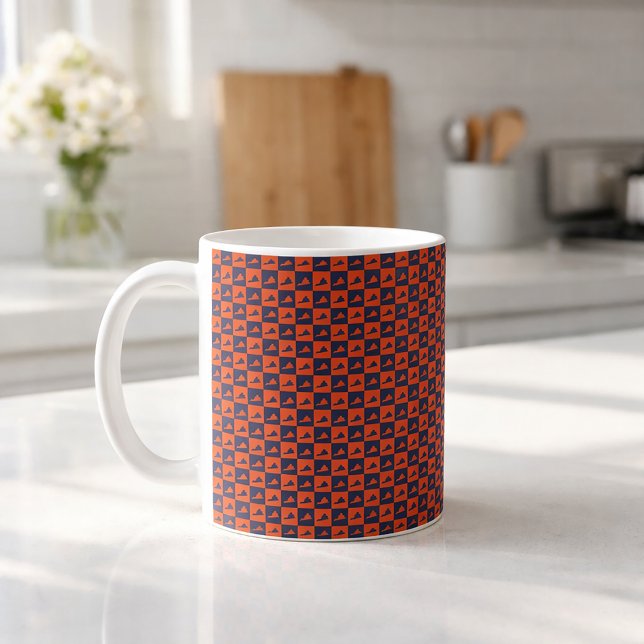 Taza De Café Virginia Pattern Checkerboard Orange Blue (A mug with an orange and blue pattern featuring the US state of Virginia.)