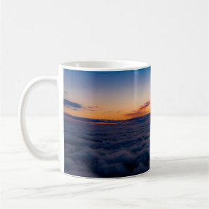Taza De Café Vista aérea de la puesta de sol sobre las montañas