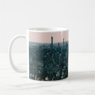 TAZA DE CAFÉ VISTA AÉREA DE LOS EDIFICIOS DE LA CIUDAD DURANTE