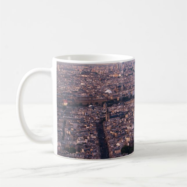 TAZA DE CAFÉ VISTA AÉREA DE LOS EDIFICIOS DE LA CIUDAD DURANTE  (Izquierda)